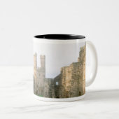 エドワードの2人の一人、カーナルフォン城ウェールズ ツートーンマグカップ (正面右)