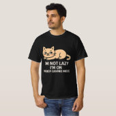エナジーセービングモードの猫 面白い 怠け者 ユーモア Tシャツ (正面フル)