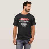 エナジードリンクで動くプログラマーに注意 | コーダー Tシャツ (正面フル)