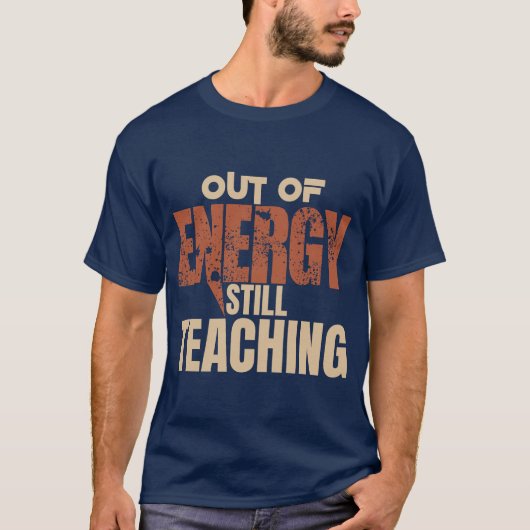エネルギーが尽きてもまだ教える おもしろTシャツ 先生 Tシャツ (正面)