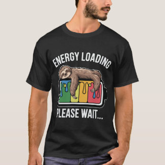 エネルギーを充電中だらしないナマケモノ面白いバッテリーお待ちください Tシャツ