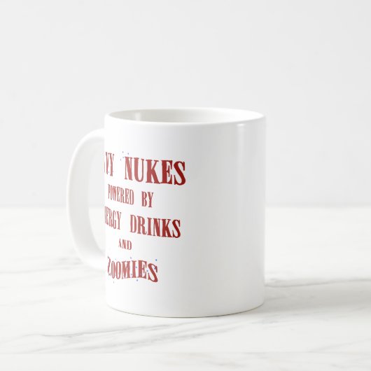 エネルギー飲み物およびZoomies著動力を与えられる海軍原子力 コーヒーマグカップ (正面左)