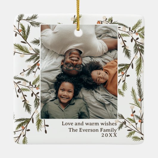 エバーグリーンブランチフェスティバルホリデーフォトクリスマス セラミックオーナメント (裏面)