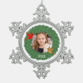 エバーグリーンリースの深紅色とクリスマスフォト スノーフレークピューターオーナメント (正面)
