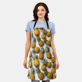 エプロン – グリッドパターンのパイナップル、食べ物テーマ (着用した状態)