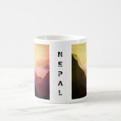 エベレストのヴィンテージのヒマラヤ山脈、ネパールのふもとの小丘 コーヒーマグカップ (中央)