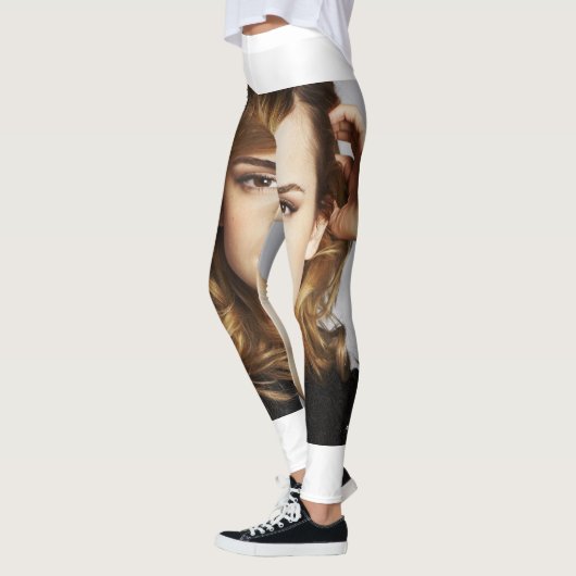 エマ·ワトソンは女の子用に印刷された レギンス (左)