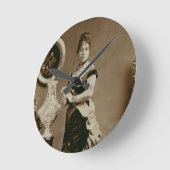 エマ(1836-85年)女王(セピア色の写真) ラウンド壁時計 (傾斜)