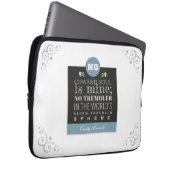 エミリーブロンテ詩の引用文 – 臆病者の魂は私のS ラップトップスリーブ (正面右)