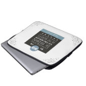 エミリーブロンテ詩の引用文 – 臆病者の魂は私のS ラップトップスリーブ (正面下部)