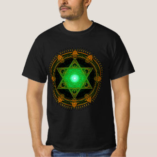 エメラルドとゴールドのハーモニーマンダラ - 聖なる幾何学 Tシャツ
