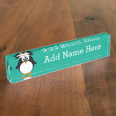 エメラルドと黒のかわいい漫画のペンギン デスクネームプレート (側面)