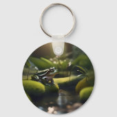 エメラルドのセレニティ:川のそばの緑のカエル。 キーホルダー (正面)