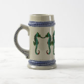 エメラルドのタツノオトシゴステイン ビールジョッキ (左)