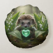エメラルドのハートを持つかわいい5月のはりねずみ ラウンドクッション (裏面)