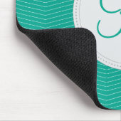 エメラルドのモノグラムの薄いシェブロンパターン マウスパッド (コーナー)