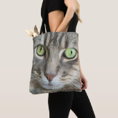 エメラルドの瞳 - 緑の瞳の猫の肖像画 トートバッグ (クローズアップ)