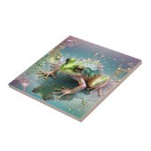 「エメラルドエッセンス:フラクタルアートのグリーンカエル」 タイル (側面)