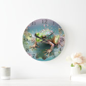 「エメラルドエッセンス：フラクタルアートのグリーンカエル」 ラージ壁時計 (ホーム)