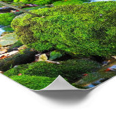 エメラルドオアシス藻類が覆った石 ポスター (角)