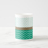エメラルドグリーンおよび白のシェブロンのスタイリッシュな水玉模様 ボーンチャイナマグカップ (正面)