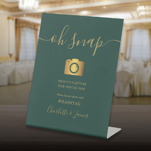 エメラルドグリーンとゴールドのシグネチャースクリプト Oh Snap 台座サイン