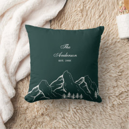 エメラルドグリーンの山の松の木のファミリー クッション
