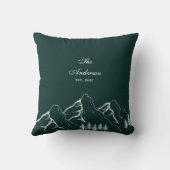 エメラルドグリーンの山の松の木のファミリー クッション (裏面)