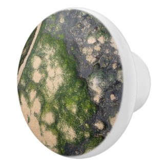 エメラルドグリーンの苔が生えた砂岩の岩層 セラミックノブ