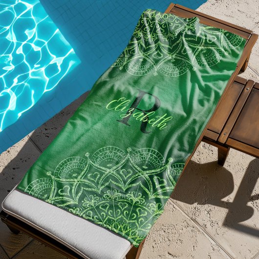 エメラルドグリーンエレガントマンダラモノグラムの ビーチタオル