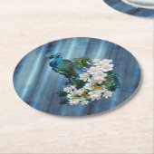 エメラルドグリーンシルクのメタリックブルーグリーンのピーコック ラウンドペーパーコースター (アングル)