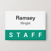 エメラルドグリーンスタッフバッジビッグネームタグピンバック 缶バッジ (正面)