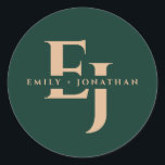 エメラルドグリーンモノグラムカップル名秋の結婚式 ラウンドシール<br><div class="desc">エメラルドグリーンパーソナライズされたモノグラムカップル名の秋の結婚式ラウンドステッカーでエレガンスのtouchをクラシックあなたのに追加。秋の豊かな色合いとシームレスに洗練を融合するように設計されたこのシールは、印象的なエメラルドグリーンの色とクラシックモノグラムで飾られたの丸い形を特徴としカスタムて、詳細を強化するのに最適な結婚。</div>