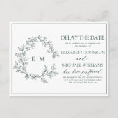 エメラルドグリーン葉付きクレストモノグラム日付を遅らせる インビテーションポストカード (正面)