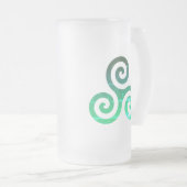 エメラルドトリスケレ古代ケルトのシンボル フロストグラスビールジョッキ (正面右)