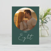 エメラルドモダンミニマリストスクリプトテーブル番号 招待状 (スタンド正面)