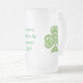 エメラルド島のケルトのシンボルにガラスを持ち上げる フロストグラスビールジョッキ (正面右)