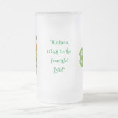 エメラルド島のケルトのシンボルにガラスを持ち上げる フロストグラスビールジョッキ (中央)