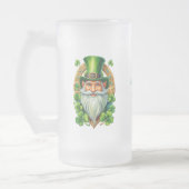 エメラルド島のケルトのシンボルにガラスを持ち上げる フロストグラスビールジョッキ (左)