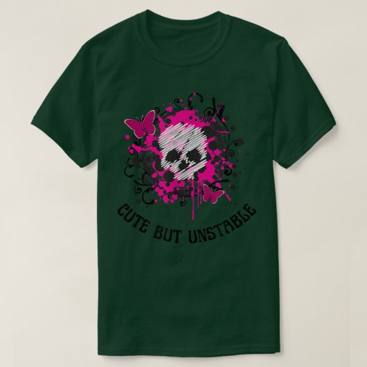 エモとゴシックおもしろい可愛いが不安定なピンクバターフリ Tシャツ (デザイン正面)