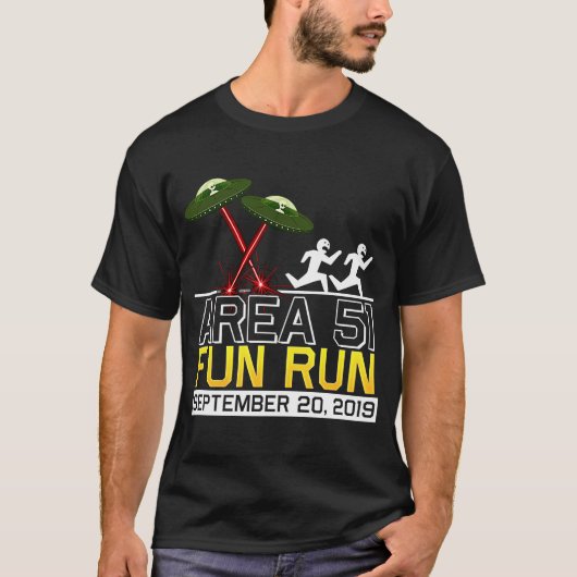 エリア51走おもしろい飛んでいるエイリアン Tシャツ (正面)