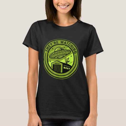 エリア51 見られている エイリアン信者 バッチ UFO Tシャツ (正面)