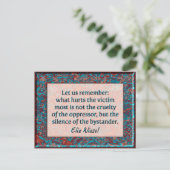 エリウィーゼルバイスタンダー引用文ウォールプラーク葉書 ポストカード (スタンド正面)