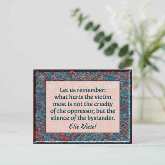 エリウィーゼルバイスタンダー引用文ウォールプラーク葉書 ポストカード (スタンド正面)