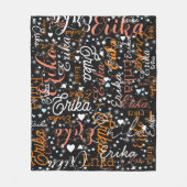 エリカ名前をカスタムする、かわいいハートスターレッド黒 フリースブランケット (正面)