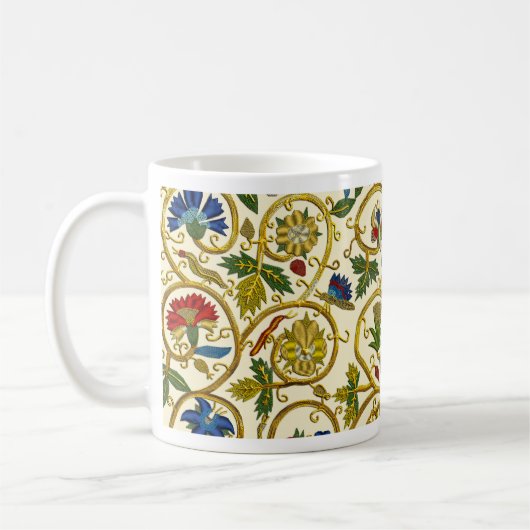 エリザベス様式のスワール刺繍 – Goldwork imitation コーヒーマグカップ (左)