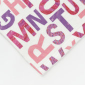 エリック・カレ |ピンクと紫のアルファベットパターン フリースブランケット (角)