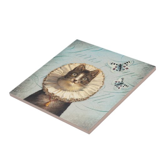 エリマキシギのつばおよび蝶を持つヴィンテージ猫 タイル (側面)