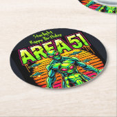 エリーエイリアンネオンの下のエリア51の近くを歩く ラウンドペーパーコースター (アングル)