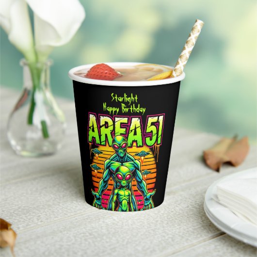 エリーエイリアンネオンの下のエリア51の近くを歩く 紙コップ (インサイチュ)